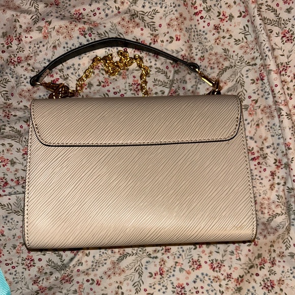 Elegant Cream Handbag - Picture 3 of 11
